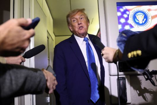 귀국하며 에어포스원에서 기자들과 대화하는 트럼프 미국 대통령. 연합뉴스