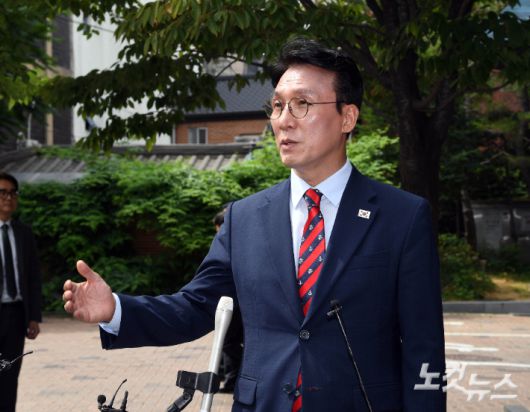 김민석 국무총리 후보자가 13일 오전 서울 종로구 금융감독연수원에 마련된 청문회 준비단 사무실로 출근하며 취재진의 질문에 답하고 있다. 황진환 기자