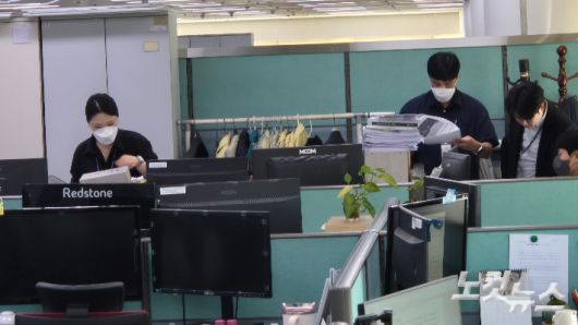 광주경찰청이 지난 5일 설계 공모 당선작 선정 과정에서 특혜 의혹이 일고 있는 광주시 관련부서를 압수수색하고 있다. 조시영 기자