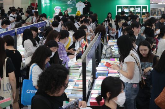 18일 서울 강남구 삼성동 코엑스에서 열린 2025 서울국제도서전에서 독자들이 책을 보고 있다. 연합뉴스