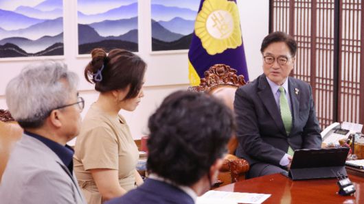 우원식 국회의장이 17일 국회 집무실에서 12·29 제주항공 여객기 참사 유가족협의회 대표단과 면담을 하고 있다. 연합뉴스