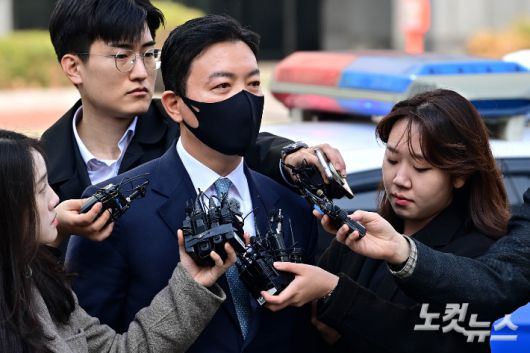 윤석열 대통령 체포영장 집행 방해 혐의를 받는 경호처 김성훈 차장이 21일 오전 서울 마포구 서부지방법원에서 열린 구속 전 피의자 심문(영장실질심사)에 출석하고 있다. 황진환 기자