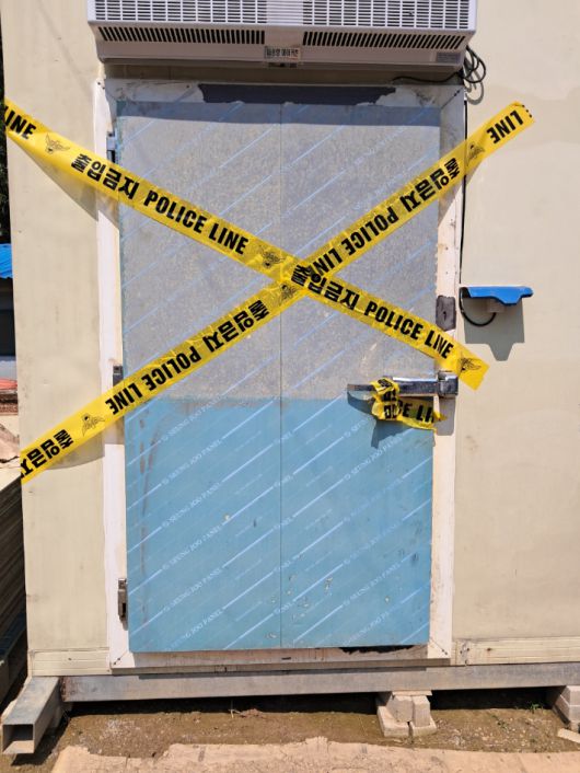 B씨가 발견한 개 사체가 담긴 냉동고에 폴리스라인이 설치돼 있다. 독자 제공