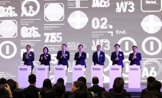 이재명 대통령이 20일 울산전시컨벤션센터에서 열린 울산 인공지능(AI) 데이터 센터 출범식에서 참석자들과 함께 기념 세리머니에 참여하고 있다. 연합뉴스