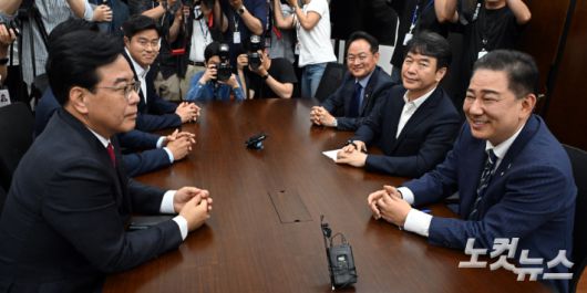 더불어민주당 김병기 당대표 직무대행 겸 원내대표와 국민의힘 송언석 원내대표가 18일 오후 서울 여의도 국회에서 회동을 하고 있다. 윤창원 기자