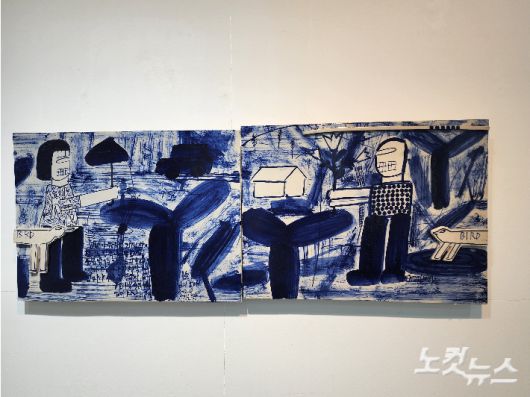 치아와 눈만 간단히 형상화한 인물들과 긴 다리와 부리를 가지고 몸판에  'BIRD'라고 큼지막하게 써 있는 새도 등장한다. 곽인숙 기자