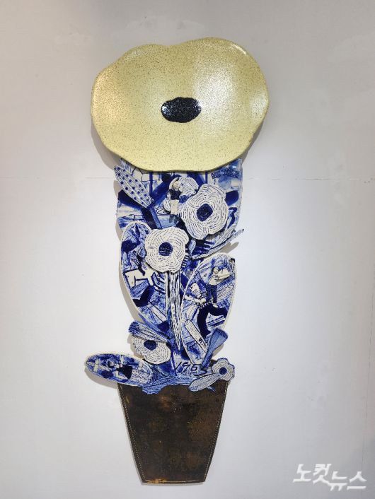 정길영, '또 다른 시간, 또 다른 장소(Another time, Another place)', 1260℃ 환원소성(還元燒成, 가마 속에 산소를 차단해 굽는 기법), , 55x136cm, 2025. 곽인숙 기자