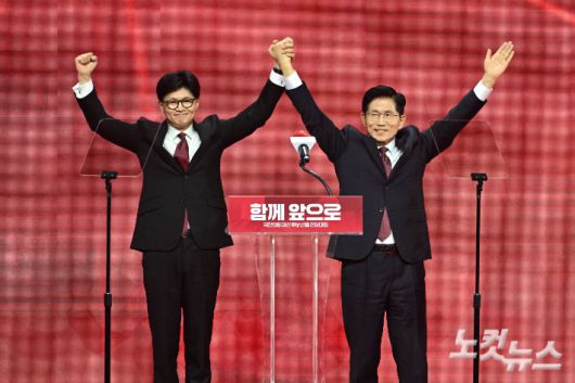 지난달 3일 경기도 일산 킨텍스에서 열린 국민의힘 제21대 대통령 선거 후보 선출을 위한 제5차 전당대회에서 대선 후보로 선출된 김문수 대선 후보가 함께 경선을 치른 한동훈 후보와 함께 손을 들어보이고 있다. 윤창원 기자