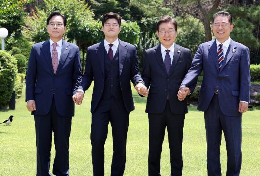 이재명 대통령이 22일 한남동 관저에서 여야 지도부와 오찬에 앞서 기념촬영을 하고 있다. 연합뉴스