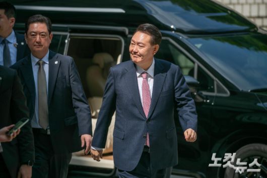 윤석열 전 대통령이 9일 오전 서울 서초구 서울중앙지방법원에서 내란 우두머리 혐의 사건 6차 공판에 출석하고 있다. 사진공동취재단