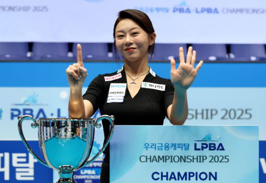 '당구 여제' 김가영이 22일 경기도 고양시 '고양 킨텍스 PBA 스타디움'에서 열린 '우리금융캐피탈 PBA 챔피언십 2025' 여자부 결승에서 차유람을 꺾은 뒤 통산 15번째 우승을 기념하는 포즈를 취하고 있다. PBA