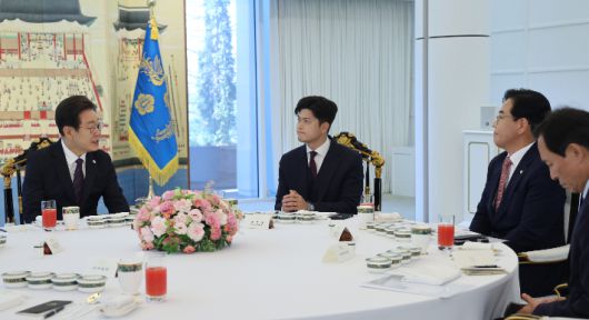 이재명 대통령이 22일 서울 한남동 관저에서 열린 여야 지도부와의 오찬 회동에서 발언하고 있다. 왼쪽부터 이 대통령, 국민의힘 김용태 비상대책위원장, 송언석 원내대표, 우상호 정무수석. 연합뉴스