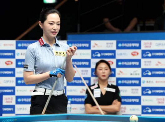 차유람이 22일 '우리금융캐피탈 PBA 챔피언십 2025' 여자부 결승에서 김가영이 지켜보는 가운데 라인을 읽고 있다. PBA