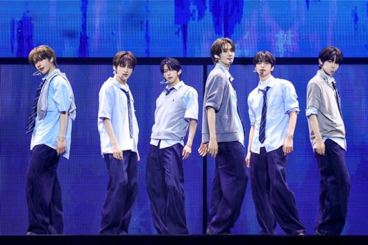 투어스가 데뷔곡 '첫 만남은 계획대로 되지 않아' 무대를 하는 모습. 왼쪽부터 경민, 지훈, 도훈, 영재, 신유, 한진. 플레디스 엔터테인먼트 제공