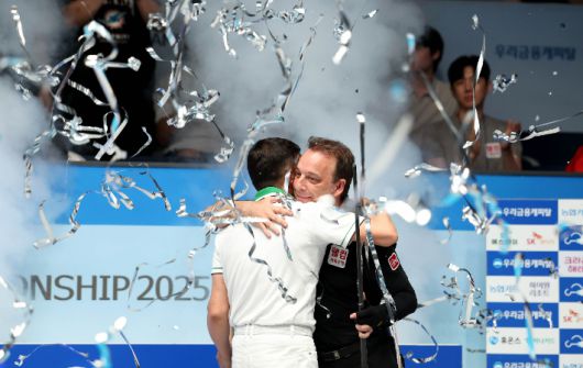 경기 후 초클루와 산체스가 포옹하며 서로 격려하고 있다. PBA