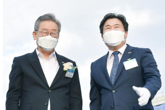 이재명 대통령(당시 경기지사)와 임병택 시장이 웨이브파크 개장식 행사에서 함께 하고 있는 모습. 시흥시 제공