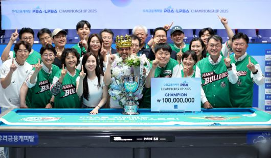 왕관을 쓴 초클루와 하나카드 선수단, 관계자들이 기념 촬영한 모습. PBA