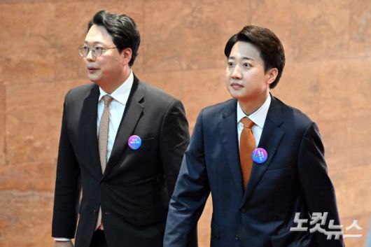 개혁신당 이준석 의원과 천하람 의원이 4일 서울 여의도 국회 의사당 중앙홀(로텐더홀)에서 제21대 대통령 취임선서에 참석하고 있다. 윤창원 기자