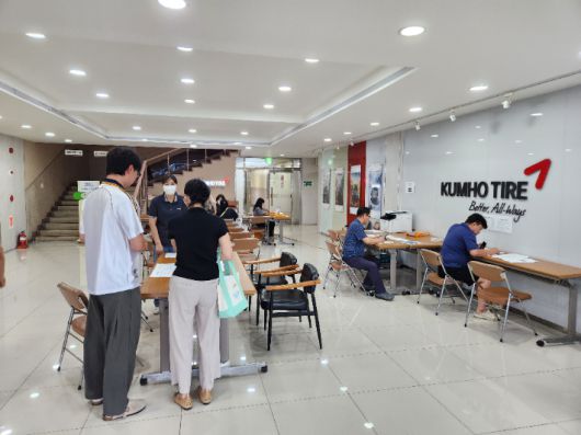 금호타이어가 24일 오후 광주공장 복지동 1층에 마련된 접수처에서 시민들의 피해 보상을 접수받고 있다. 금호타이어 제공