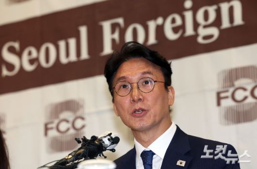 김민석 국무총리 후보자가 17일 오후 서울 중구 프레스센터에서 열린 외신기자간담회에서 질문에 답변을 하고 있다. 류영주 기자