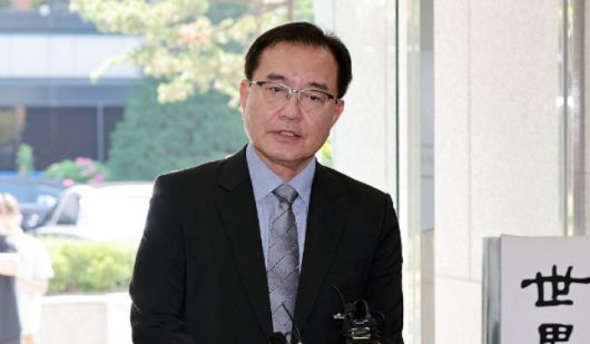 순직 해병 수사 방해 의혹 사건을 수사하는 이명현 특별검사가 23일 서울 서초구 사무실로 출근하며 취재진 질문에 답하고 있다. 연합뉴스