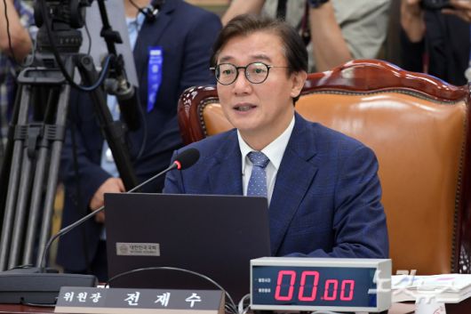 8일 서울 여의도 국회에서 열린 문화체육관광위원회 전체회의에서 전재수 위원장이 발언을 하고 있다. 윤창원 기자