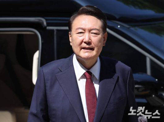 윤석열 전 대통령이 23일 오전 서울 서초구 서울중앙지방법원에서 내란 우두머리 혐의 사건 8차 공판에 출석하고 있다. 사진공동취재단