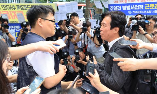 김영훈 고용노동부 장관 후보자가 24일 인사청문회 준비 사무실이 위치한 서울 중구 서울지방고용노동청으로 들어가다 민주노총 금속노조 주얼리분회 조합원들의 요청에 대화 하고 있다. 연합뉴스