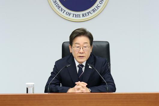 이재명 대통령이 23일 용산 대통령실에서 제1차 수석보좌관회의를 주재하고 있다. 연합뉴스