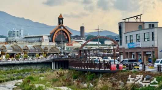 충남 금산군 금산읍 금산천 다리 위에서 바라본 금빛시장 전경. 김다연 인턴기자