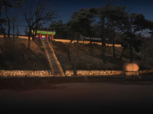 경주시 인왕동에 위치한 상서장 외삼문 야경. 외삼문과 담장, 석축, 유허비, 고운대 등에 경관조명을 비롯한 야간 경관 개선 사업을 추진 중이다. 경주시 제공