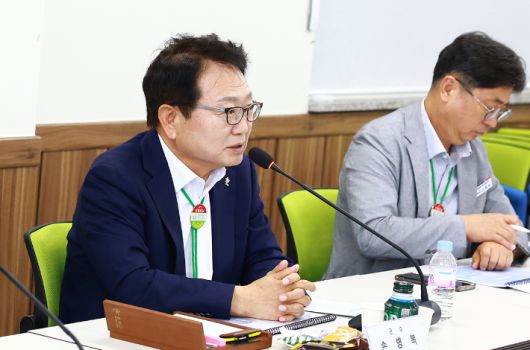 손병복 울진군수가 수소 도시 마스터플랜 수엽용역 착수보고회에서 인사말을 하고 있다. 울진군 제공