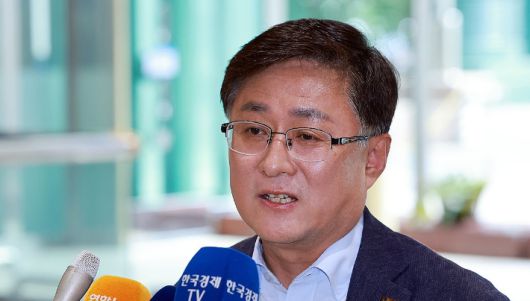 김성환 환경부 장관 후보자가 24일 서울 영등포구 여의도 이룸센터에 마련된 인사청문회 준비 사무실로 출근하며 지명 소감을 말하고 있다. 연합뉴스