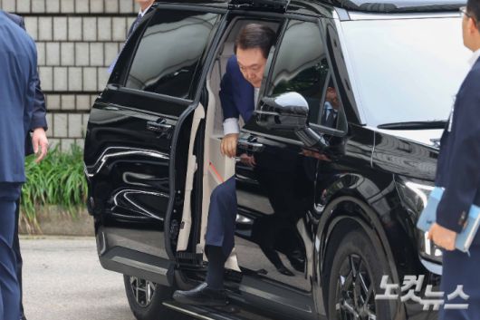 윤석열 전 대통령이 16일 오전 서울 서초구 중앙지방법원에서 열린 내란 우두머리 혐의, 집권남용 권리행사방해 혐의 사건 7차 공판을 받기 위해 법원으로 들어오고 있다. 사진공동취재단