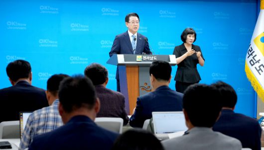 김영록 전라남도지사가 26일 오전 도청 브리핑룸에서 민선 8기 출범 3주년 기자회견문을 발표하고 있다. 전라남도 제공