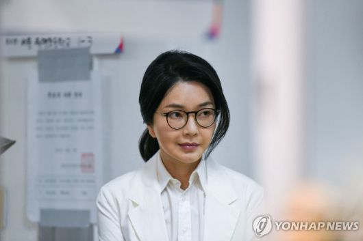 (서울=연합뉴스) 신현우 기자 = 윤석열 전 대통령 배우자 김건희 여사가 제21대 대통령 선거일인 3일 서울 서초구 원명초등학교에 마련된 서초4동제3투표소에서 투표하기 위해 줄을 서고 있다. 2025.6.3 [공동취재] nowwego@yna.co.kr 연합뉴스