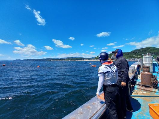 어민과 해경이 바다를 살펴보고 있다. 울진해경 제공