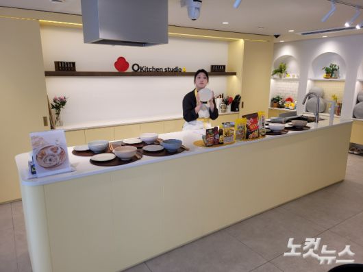 지난 24일 강남구 '오키친 스튜디오'에서 요리 수업이 시작됐다. 김기용 기자