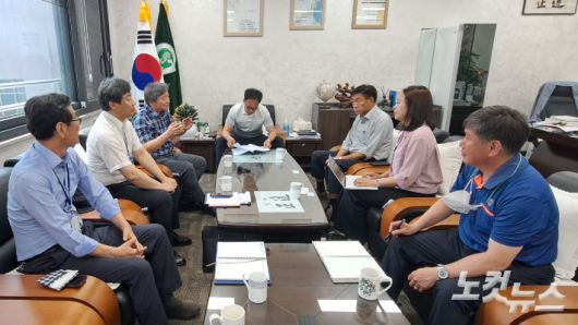 지난 5일 춘천고등학교 총동창회는 춘천고 교장실에서 강원CBS와 인터뷰를 통해 상록회 정신의 계승과 지역 역사 정체성 강화에 대한 의지를 밝히고 앞으로도 이에 앞장서겠다는 뜻을 전했다. 진유정 기자