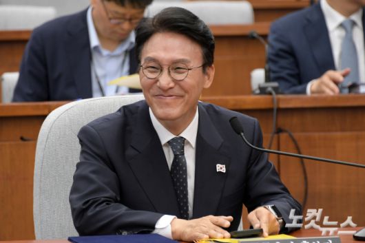 김민석 국무총리 후보자가 24일 서울 여의도 국회에서 열린 인사청문회에서 밝은 표정을 짓고 있다. 윤창원 기자