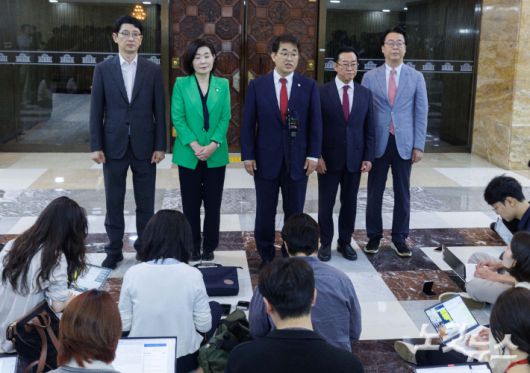 이종배 김민석 국무총리 후보자 인사청문특별위원회 위원장을 비롯한 국민의힘 인사청문특위 위원들이 26일 오전 서울 여의도 국회 로텐더홀에서 기자회견을 하고 있다. 윤창원 기자