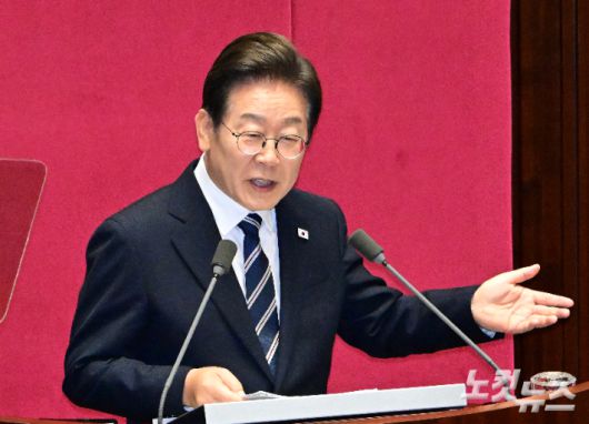 이재명 대통령이 지난 26일 서울 여의도 국회에서 열린 제426회국회(임시회) 제2차 본회의에서 2025년도 제2회 추가경정예산안에 대한 정부의 시정연설을 하는 모습. 윤창원 기자