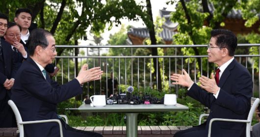 국민의힘 김문수 대선후보와 무소속 한덕수 대선 예비후보가 8일 서울 국회 사랑재에 위치한 커피숍에서 만나 회동하고 있다. 연합뉴스