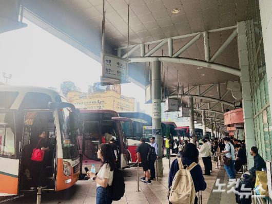 서울 센트럴시티터미널에서 버스를 기다리는 승객들. 박준현 기자