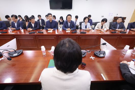 송미령 농림축산식품부 장관이 27일 국회에서 열린 더불어민주당 농림축산식품해양수산위원회 위원들과의 당정간담회에서 어기구 위원장의 모두발언을 듣고 있다. 연합뉴스