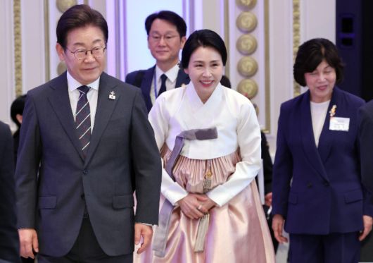 이재명 대통령과 김혜경 여사가 27일 청와대 영빈관에서 열린 '호국 보훈의 달, 대통령의 초대' 행사에 입장하고 있다. 연합뉴스