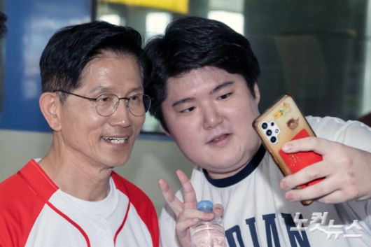 국민의힘 김문수 대선후보가 지난 6월 2일 오후 부산역광장에서 유세를 마친 뒤 대구행KTX에 오르며 지지자들과 인사나누고 있다. 부산=황진환 기자