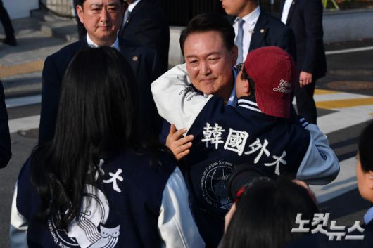 지난 4월 11일 파면된 전 대통령 윤석열씨가 서울 용산구 한남동 관저를 떠나는 가운데 20대 지지자들과 인사를 하고 있다. 류영주 기자