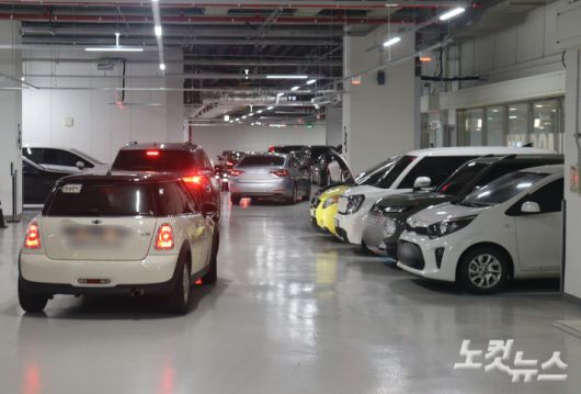 주차하기 위해 대기 중인 차량들. 임성민 기자