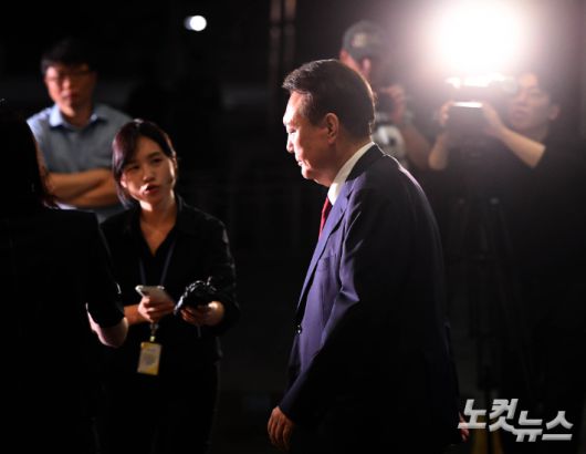 윤석열 전 대통령이 29일 새벽 서울 서초구 서울고검 청사에 마련된 내란특검에서 피의자 신분으로 조사를 마친 뒤 귀가하고 있다. 황진환 기자